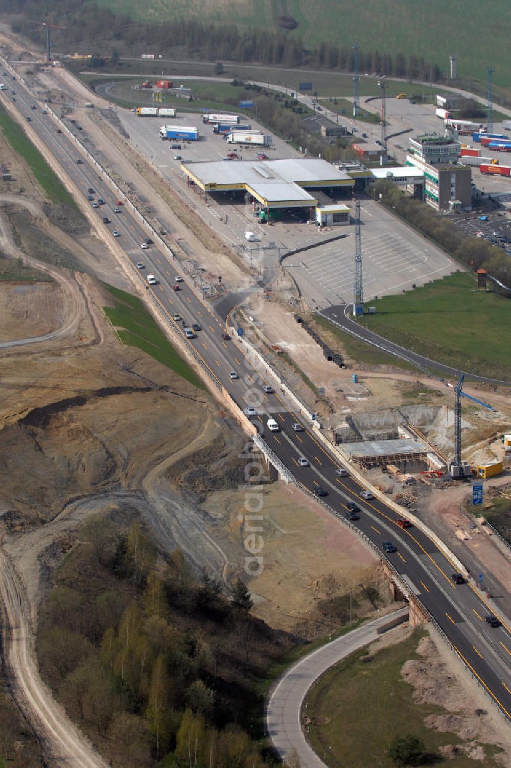 Eisenach from the bird's eye view: Blick auf die Baustelle einer Unterführung der A4 westlich der Raststätte Eisenach. Der Neubau ist Teil des Projekt Nordverlegung / Umfahrung Hörselberge der Autobahn E40 / A4 in Thüringen bei Eisenach. Durchgeführt werden die im Zuge dieses Projektes notwendigen Arbeiten unter an derem von den Mitarbeitern der Niederlassung Weimar der EUROVIA Verkehrsbau Union sowie der Niederlassungen Abbruch und Erdbau, Betonstraßenbau, Ingenieurbau und TECO Schallschutz der EUROVIA Beton sowie der DEGES.