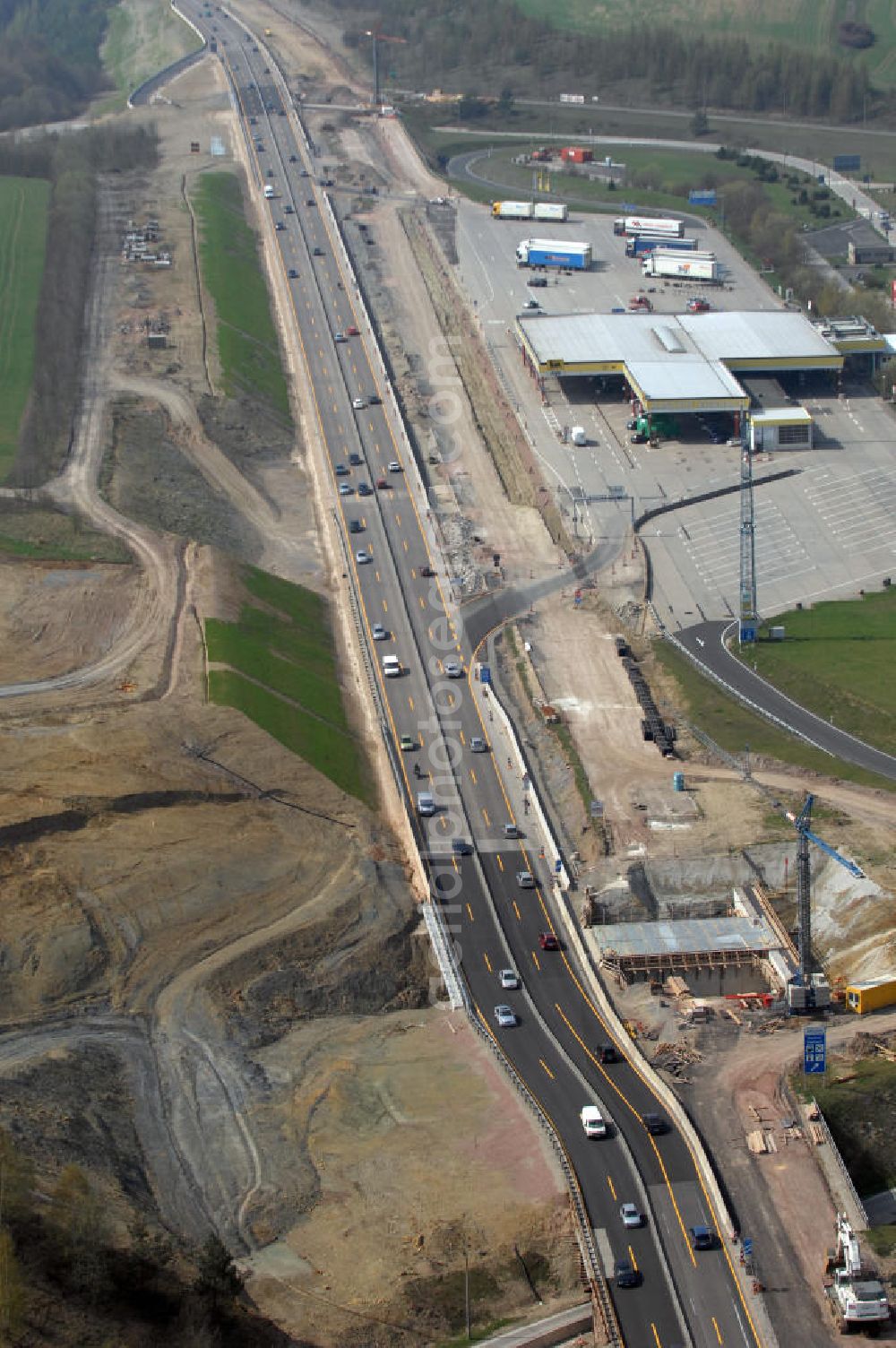 Aerial image Eisenach - Blick auf die Baustelle einer Unterführung der A4 westlich der Raststätte Eisenach. Der Neubau ist Teil des Projekt Nordverlegung / Umfahrung Hörselberge der Autobahn E40 / A4 in Thüringen bei Eisenach. Durchgeführt werden die im Zuge dieses Projektes notwendigen Arbeiten unter an derem von den Mitarbeitern der Niederlassung Weimar der EUROVIA Verkehrsbau Union sowie der Niederlassungen Abbruch und Erdbau, Betonstraßenbau, Ingenieurbau und TECO Schallschutz der EUROVIA Beton sowie der DEGES.