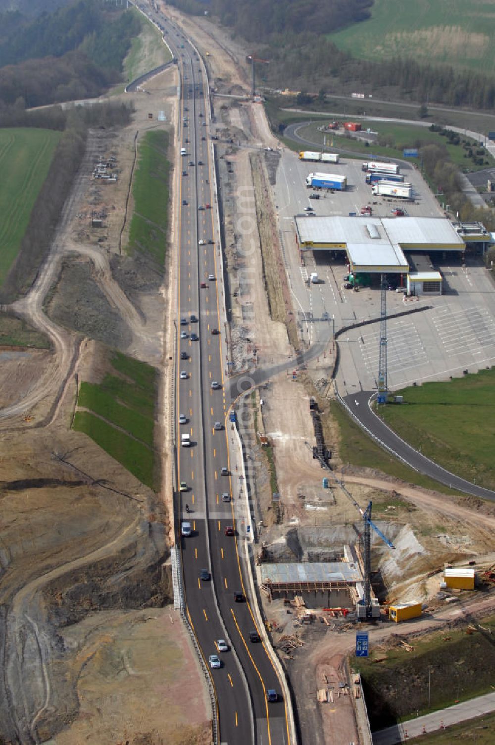 Aerial photograph Eisenach - Blick auf die Baustelle einer Unterführung der A4 westlich der Raststätte Eisenach. Der Neubau ist Teil des Projekt Nordverlegung / Umfahrung Hörselberge der Autobahn E40 / A4 in Thüringen bei Eisenach. Durchgeführt werden die im Zuge dieses Projektes notwendigen Arbeiten unter an derem von den Mitarbeitern der Niederlassung Weimar der EUROVIA Verkehrsbau Union sowie der Niederlassungen Abbruch und Erdbau, Betonstraßenbau, Ingenieurbau und TECO Schallschutz der EUROVIA Beton sowie der DEGES.