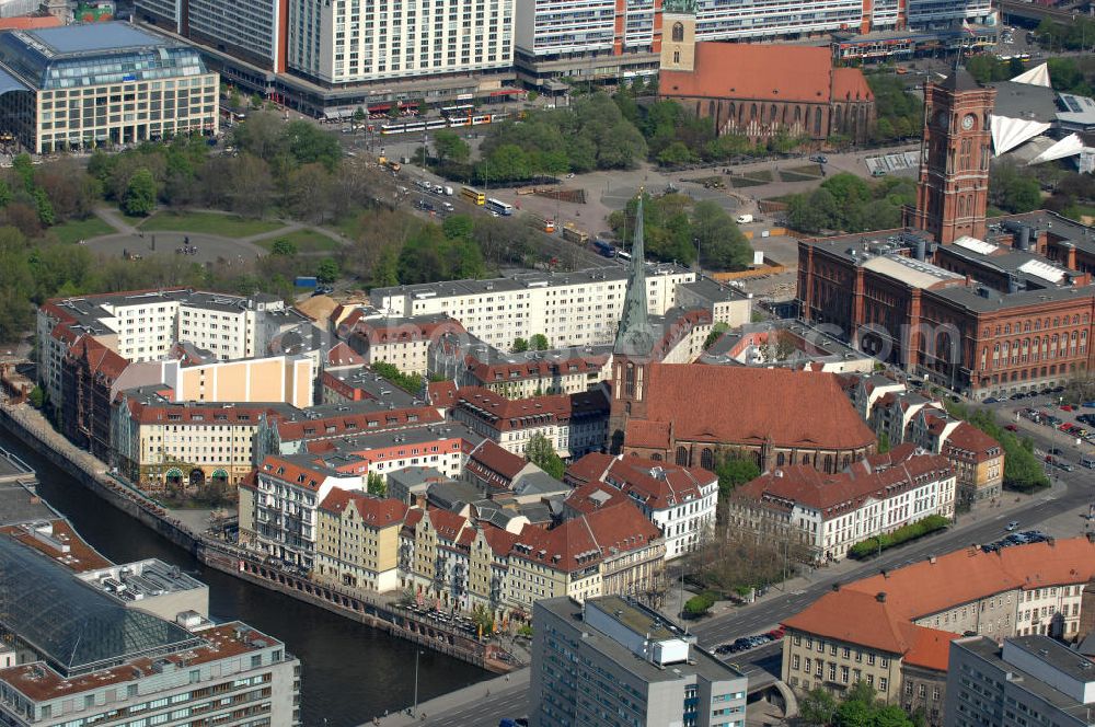 Aerial photograph Berlin - Blick auf die Wiege Berlins, dem zu DDR-Zeiten neu nach historischem Vorbild aufgebauten Nikolaiviertel mit der Nikolaikirche in Mitte. View of the cradle of Berlin, the GDR times reconstructed residential area with the Nikolai Church in the middle.