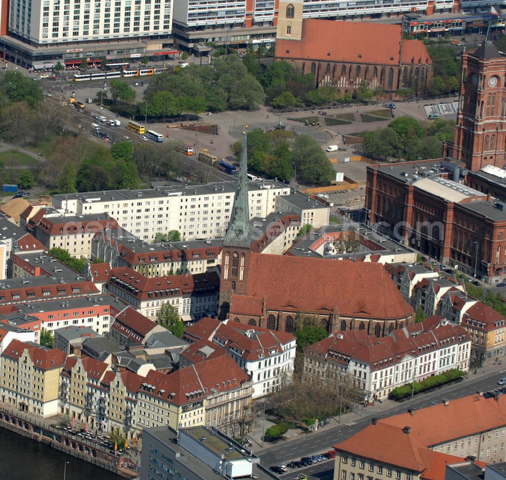 Berlin from above - Blick auf die Wiege Berlins, dem zu DDR-Zeiten neu nach historischem Vorbild aufgebauten Nikolaiviertel mit der Nikolaikirche in Mitte. View of the cradle of Berlin, the GDR times reconstructed residential area with the Nikolai Church in the middle.