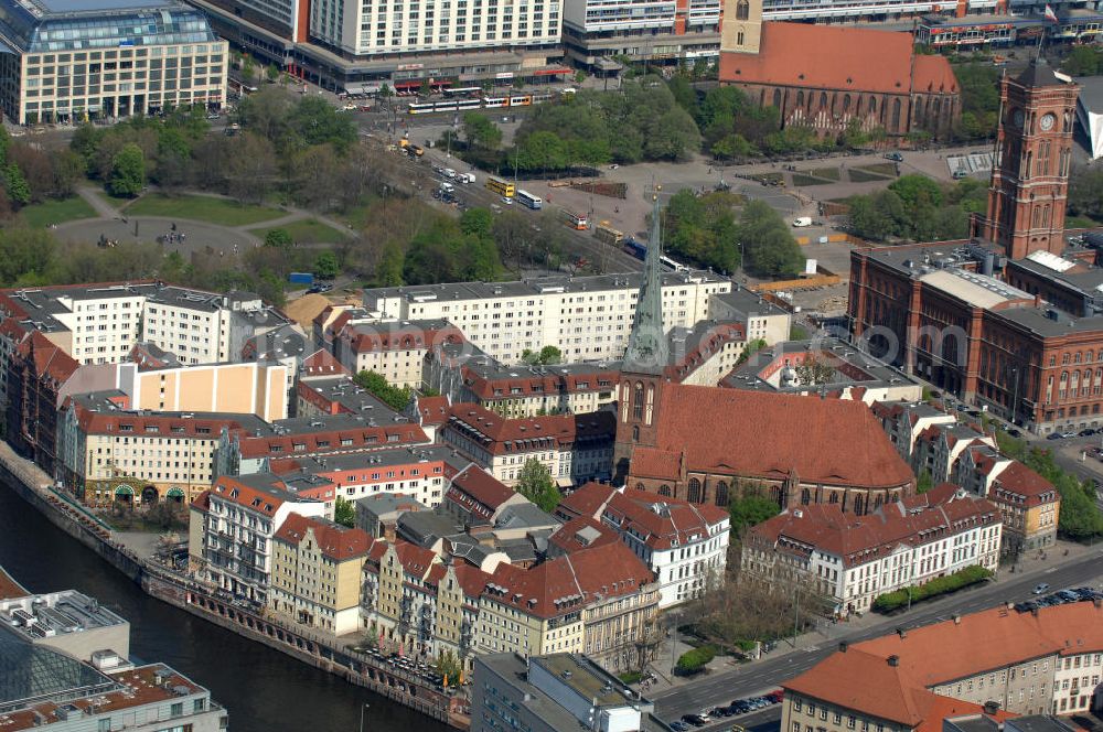 Berlin from the bird's eye view: Blick auf die Wiege Berlins, dem zu DDR-Zeiten neu nach historischem Vorbild aufgebauten Nikolaiviertel mit der Nikolaikirche in Mitte. View of the cradle of Berlin, the GDR times reconstructed residential area with the Nikolai Church in the middle.