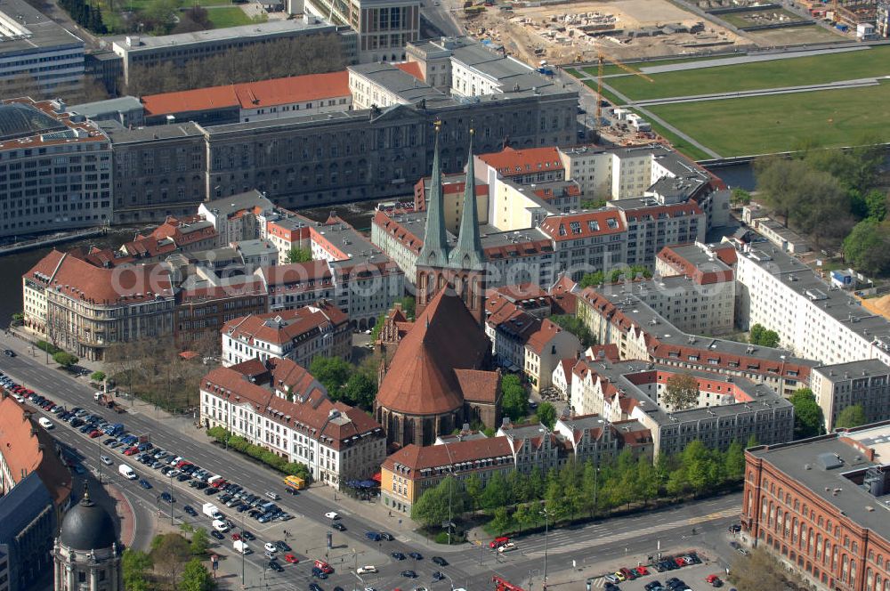 Aerial image Berlin - Blick auf die Wiege Berlins, dem zu DDR-Zeiten neu nach historischem Vorbild aufgebauten Nikolaiviertel mit der Nikolaikirche in Mitte. View of the cradle of Berlin, the GDR times reconstructed residential area with the Nikolai Church in the middle.