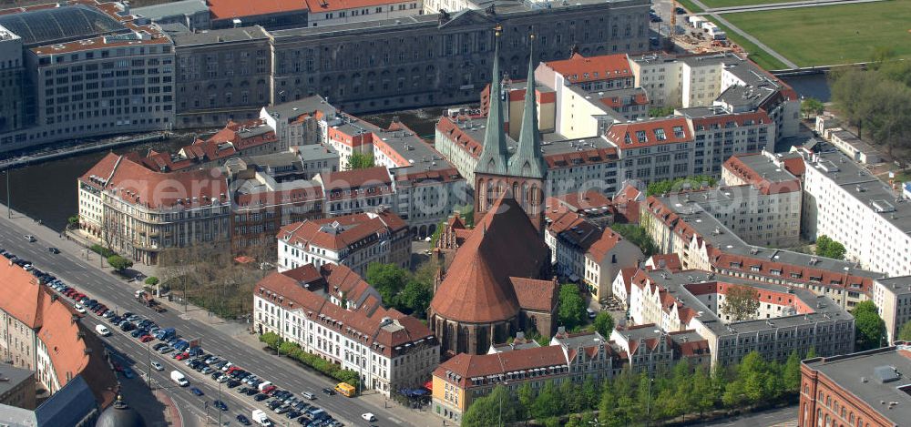 Aerial photograph Berlin - Blick auf die Wiege Berlins, dem zu DDR-Zeiten neu nach historischem Vorbild aufgebauten Nikolaiviertel mit der Nikolaikirche in Mitte. View of the cradle of Berlin, the GDR times reconstructed residential area with the Nikolai Church in the middle.