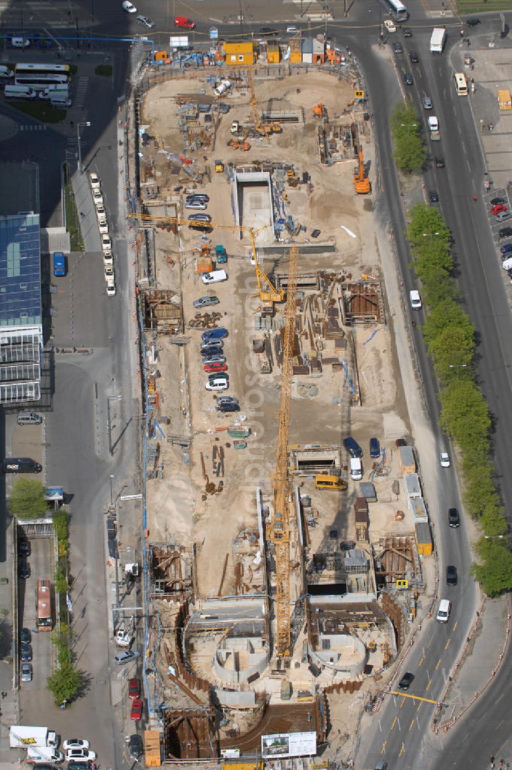 Aerial image Berlin - Blick auf die Baustelle des unterirdischen Parkhauses am Park Inn Hotel am Alexanderplatz durch die Firma WÖHR + BAUER GmbH. Speziell hier entsteht eine neue mit Wolfgang Gerberen Mitteln finanzierte Tiefgarage mit 600 Stellplätzen / Parkplätzen. View of the construction site of the underground parking garage at Park Inn Hotel at Alexanderplatz specifically by the company WÖHR + BAUER GmbH here a new funded with Wolfgang Gerbere funds creates underground parking with 600 parking spaces / parking areas. BERGER BAU und MAX AICHER Bau GMBH