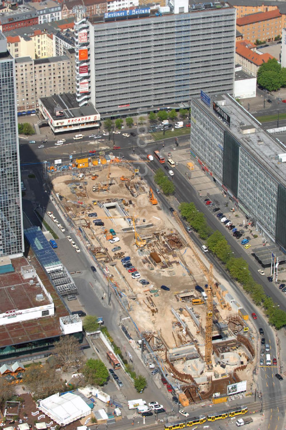 Berlin from above - Blick auf die Baustelle des unterirdischen Parkhauses am Park Inn Hotel am Alexanderplatz durch die Firma WÖHR + BAUER GmbH. Speziell hier entsteht eine neue mit Wolfgang Gerberen Mitteln finanzierte Tiefgarage mit 600 Stellplätzen / Parkplätzen. View of the construction site of the underground parking garage at Park Inn Hotel at Alexanderplatz specifically by the company WÖHR + BAUER GmbH here a new funded with Wolfgang Gerbere funds creates underground parking with 600 parking spaces / parking areas. BERGER BAU und MAX AICHER Bau GMBH