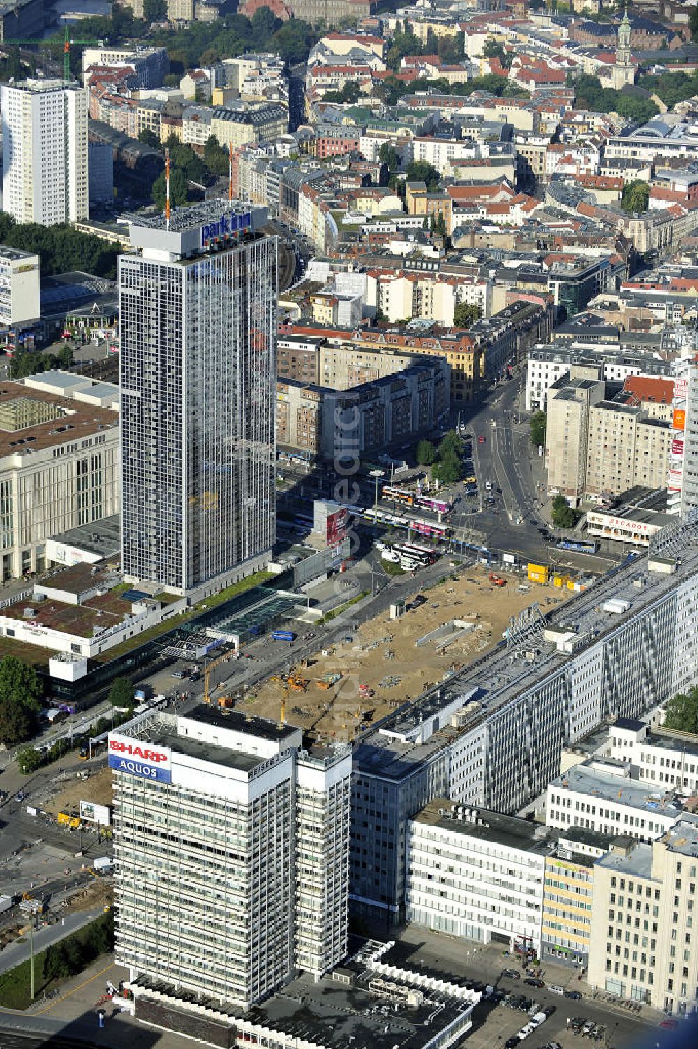 Berlin from the bird's eye view: Blick auf die Baustelle des unterirdischen Parkhauses am Park Inn Hotel am Alexanderplatz durch die Firma WÖHR + BAUER GmbH. Speziell hier entsteht eine neue mit Wolfgang Gerberen Mitteln finanzierte Tiefgarage mit 600 Stellplätzen / Parkplätzen. View of the construction site of the underground parking garage at Park Inn Hotel at Alexanderplatz specifically by the company WÖHR + BAUER GmbH here a new funded with Wolfgang Gerbere funds creates underground parking with 600 parking spaces / parking areas. BERGER BAU und MAX AICHER Bau GMBH