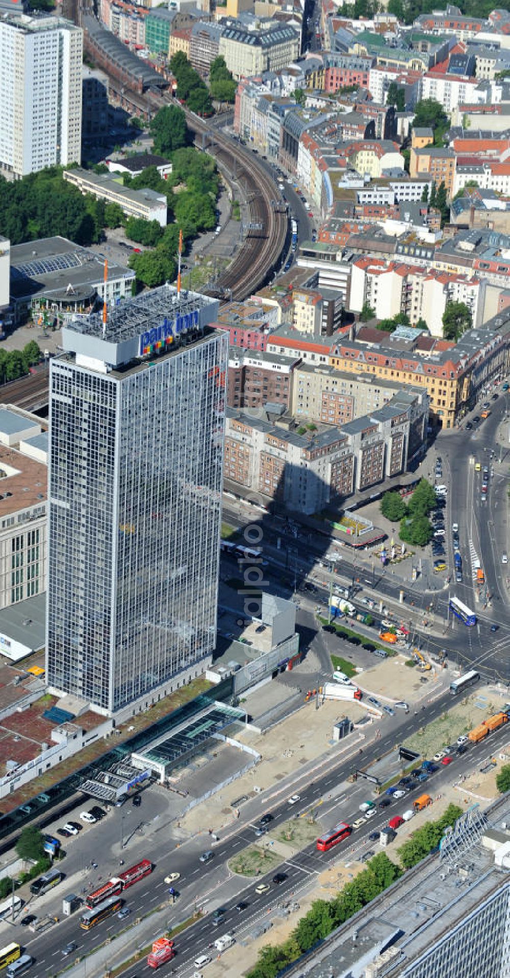 Berlin Mitte from the bird's eye view: Blick auf die Baustelle des unterirdischen Parkhauses am Park Inn Hotel am Alexanderplatz durch die Firma WÖHR + BAUER GmbH. Speziell hier entsteht eine neue mit Wolfgang Gerberen Mitteln finanzierte Tiefgarage mit 600 Stellplätzen / Parkplätzen. View of the construction site of the underground parking garage at Park Inn Hotel at Alexanderplatz specifically by the company WÖHR + BAUER GmbH here a new funded with Wolfgang Gerbere funds creates underground parking with 600 parking spaces / parking areas. BERGER BAU und MAX AICHER Bau GMBH