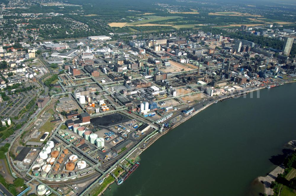 Aerial image Leverkusen - Blick auf ein Gewerbegebiet in Leverkusen-Wiesdorf am Rhein. Dort hat das Unternehmen TERRITORY CTR GmbH seit 1863 seinen Hauptsitz. Kontakt: TERRITORY CTR GmbH, 51368 Leverkusen, Tel. +49(0)214 30 1,