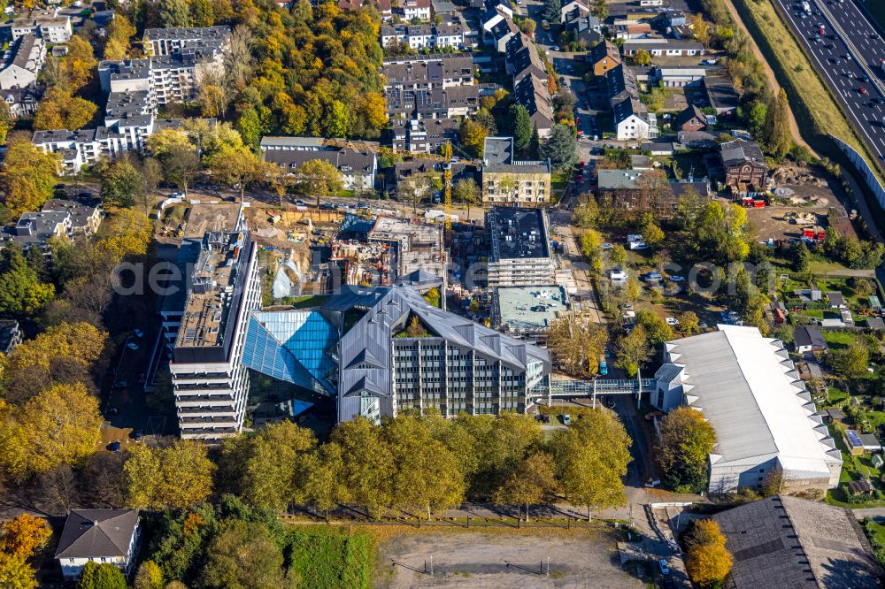 Aerial photograph Bochum - Administration building of the company ASS Athletic Sport Sponsoring GmbH on Philippstrasse with a view of the local tennis court in Bochum in the federal state of North Rhine-Westphalia, Germany