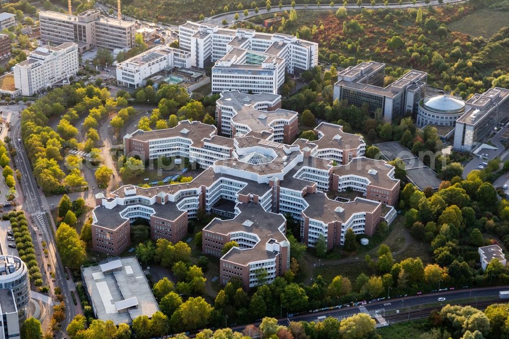 Frankfurt am Main from the bird's eye view: Administration building of the company of Bundesrepublik Deutschland - Finanzagentur GmbH in the destrict Niederursel in Frankfurt in the state Hesse, Germany