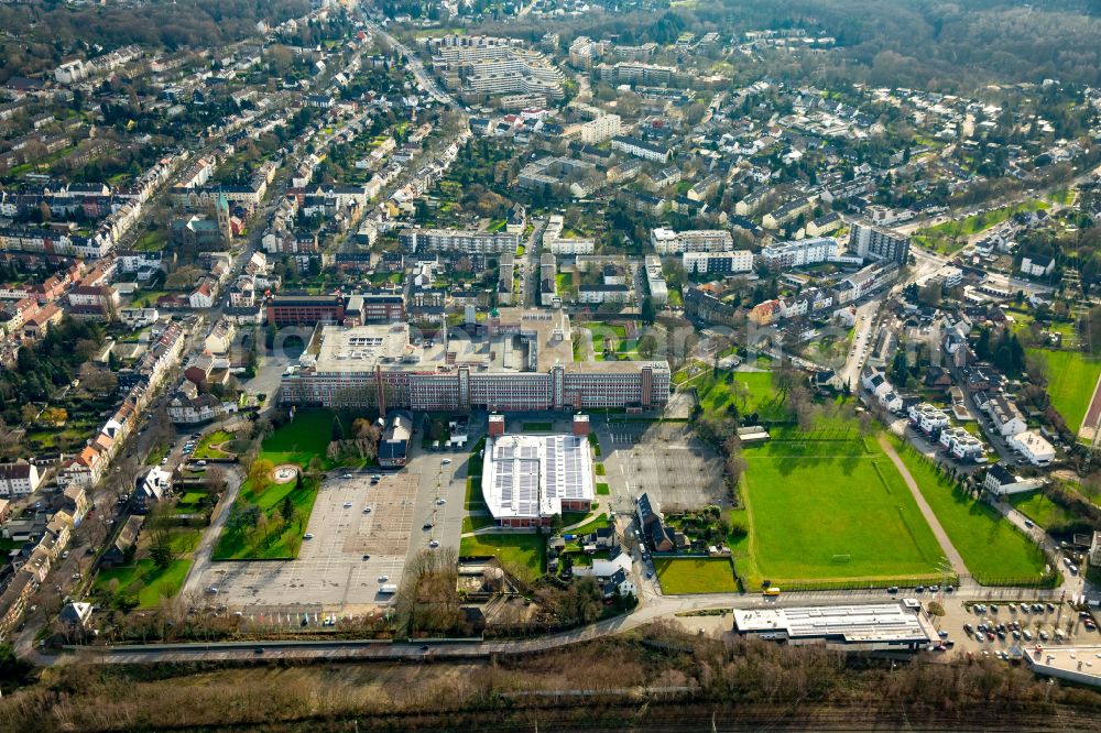 Mülheim an der Ruhr from the bird's eye view: Administration building of the company Tengelmann Warenhandelsgesellschaft KG in Muelheim on the Ruhr at Ruhrgebiet in the state North Rhine-Westphalia, Germany