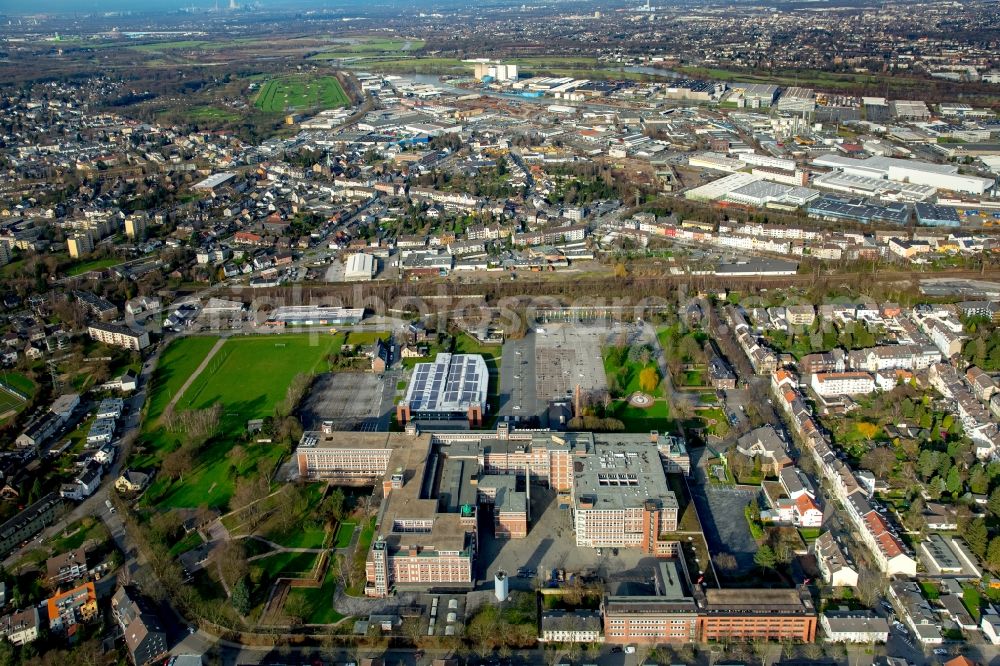 Mülheim an der Ruhr from above - Administration building of the company Tengelmann Warenhandelsgesellschaft KG in Muelheim on the Ruhr at Ruhrgebiet in the state North Rhine-Westphalia, Germany