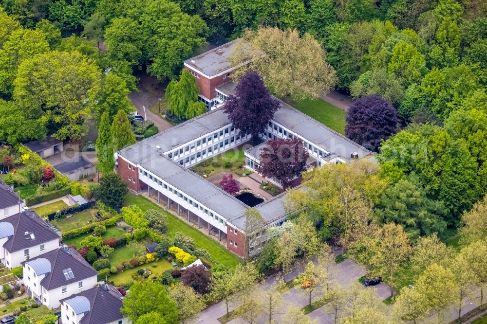 Gelsenkirchen from above - Administration building of the company of Vonovia Immobilien Treuhond GmbH on dVirchowstrasseer in the district Ueckendorf in Gelsenkirchen at Ruhrgebiet in the state North Rhine-Westphalia, Germany