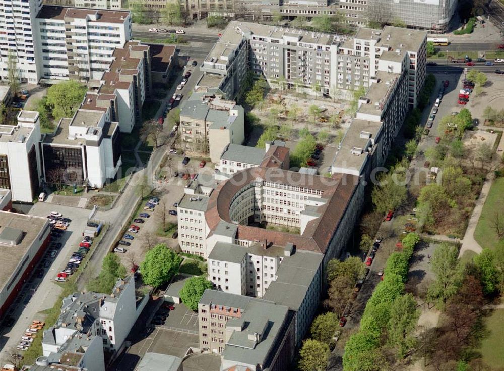 Berlin - Tiergarten from above - Unternehmenssitz der Feuersozietät Öffentliche Leben Am Karlsbad 4-5 in 10785 Berlin - Tiergarten.