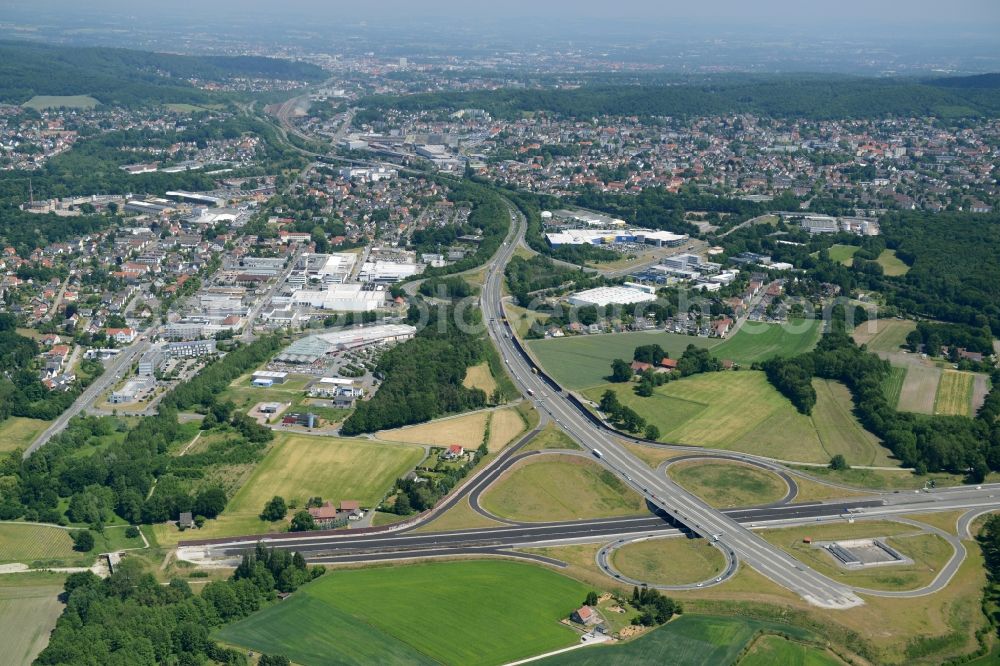 Aerial photograph Bielefeld - Routing and traffic lanes during the highway exit and access the motorway A 33 an der Bundesstrasse 61 in Bielefeld in the state North Rhine-Westphalia