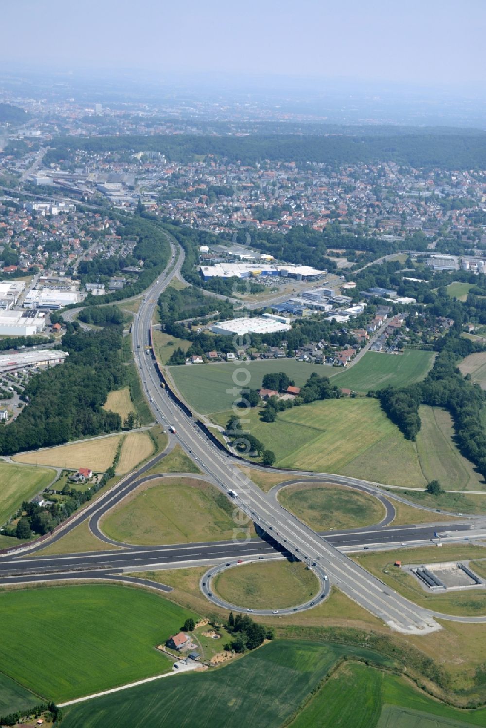 Bielefeld from above - Routing and traffic lanes during the highway exit and access the motorway A 33 an der Bundesstrasse 61 in Bielefeld in the state North Rhine-Westphalia