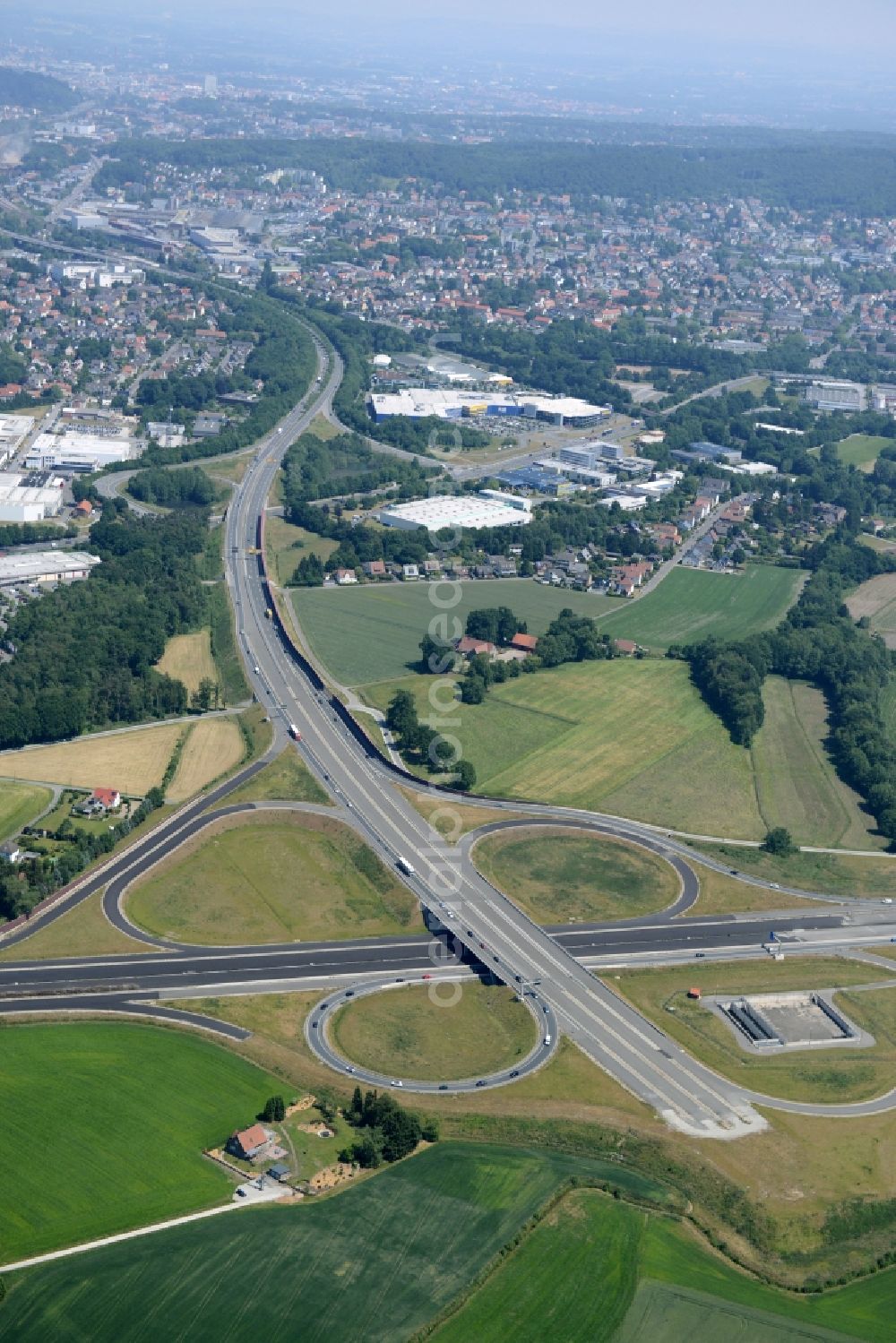 Bielefeld from the bird's eye view: Routing and traffic lanes during the highway exit and access the motorway A 33 an der Bundesstrasse 61 in Bielefeld in the state North Rhine-Westphalia