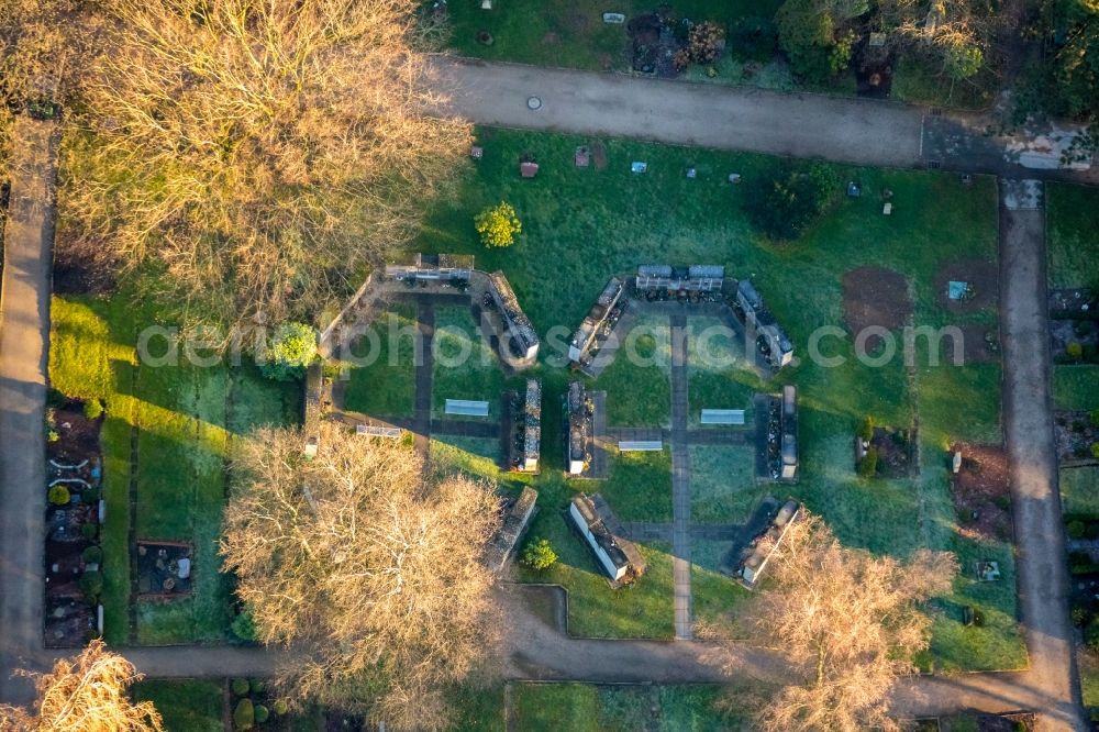 Aerial photograph Schwelm - Urn wall system with urn boxes and grave jewelry on the grounds of the cemetery Oehde in Schwelm in the state North Rhine-Westphalia, Germany