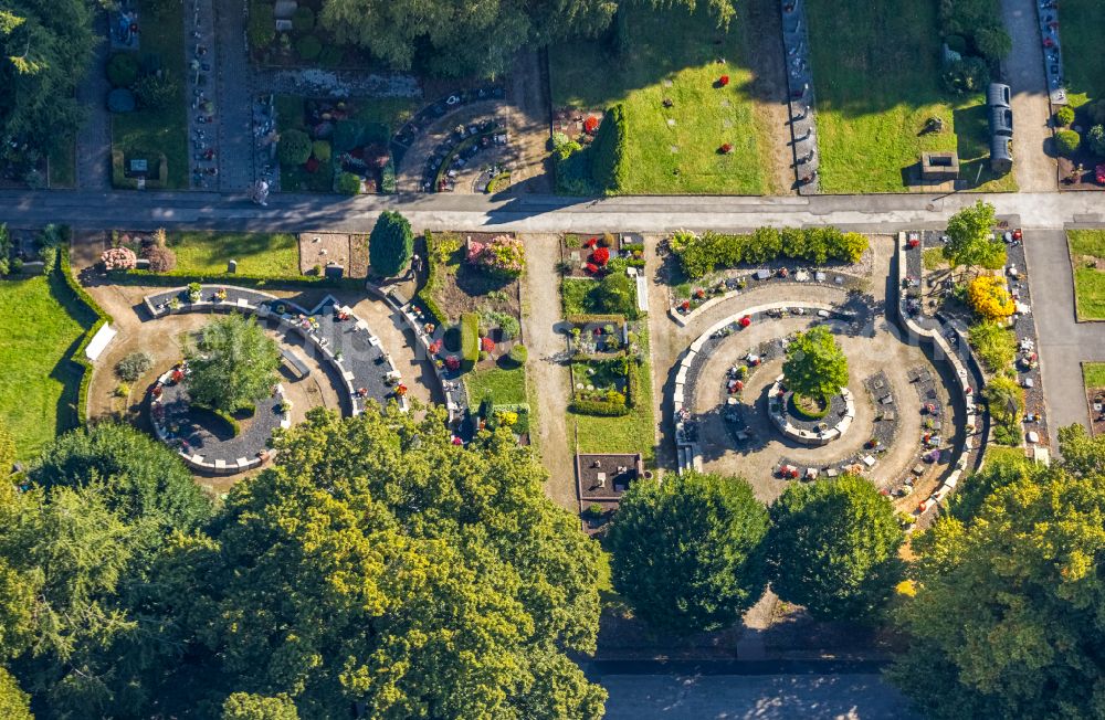 Aerial photograph Schwelm - Urn wall system with urn boxes and grave jewelry on the grounds of the cemetery Oehde in Schwelm in the state North Rhine-Westphalia, Germany