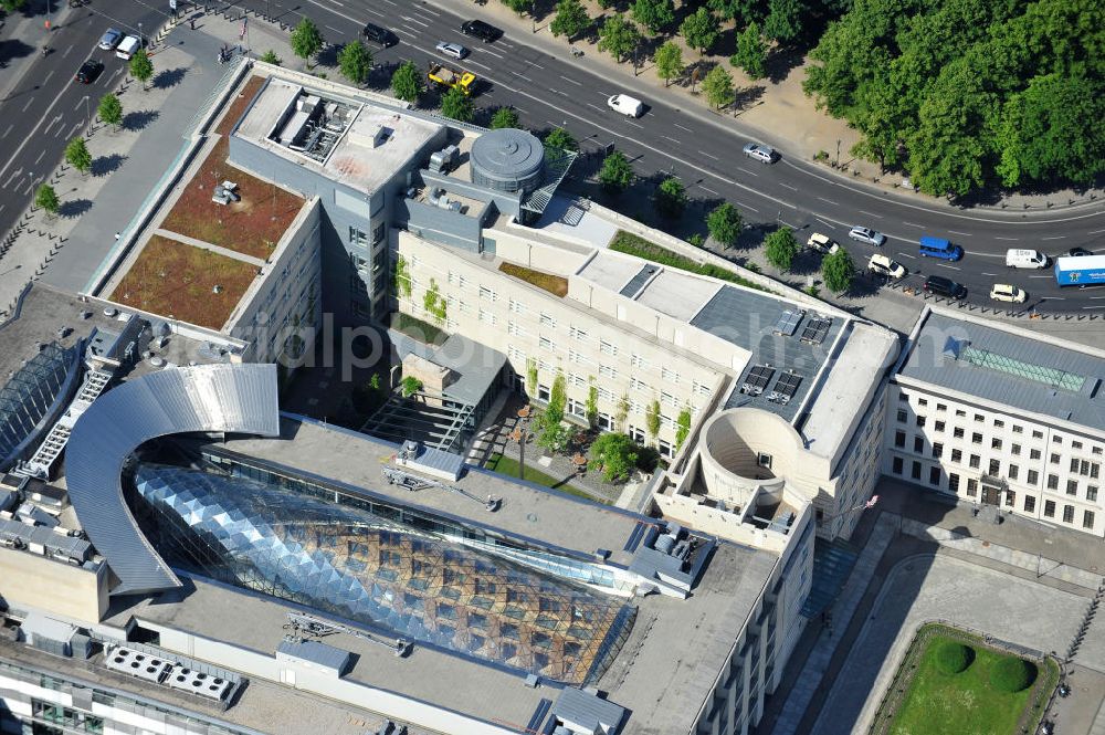 Berlin Mitte from above - US-Botschaft / Diplomatische Vertretung der USA Deutschland am Pariser Platz in Berlin-Mitte. The U.S. Embassy on the Pariser Platz in Berlin-Mitte. german.germany.usembassy.gov