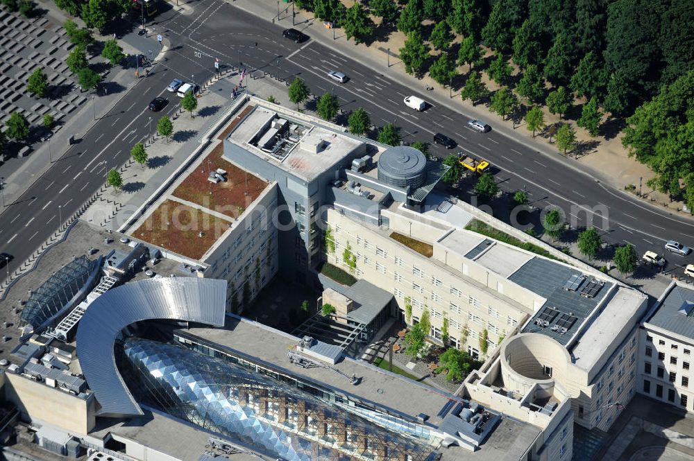 Berlin Mitte from the bird's eye view: US-Botschaft / Diplomatische Vertretung der USA Deutschland am Pariser Platz in Berlin-Mitte. The U.S. Embassy on the Pariser Platz in Berlin-Mitte. german.germany.usembassy.gov