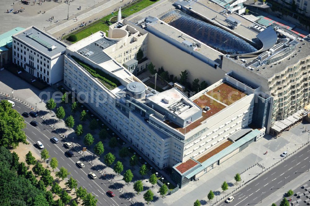 Aerial image Berlin Mitte - US-Botschaft / Diplomatische Vertretung der USA Deutschland am Pariser Platz in Berlin-Mitte. The U.S. Embassy on the Pariser Platz in Berlin-Mitte. german.germany.usembassy.gov