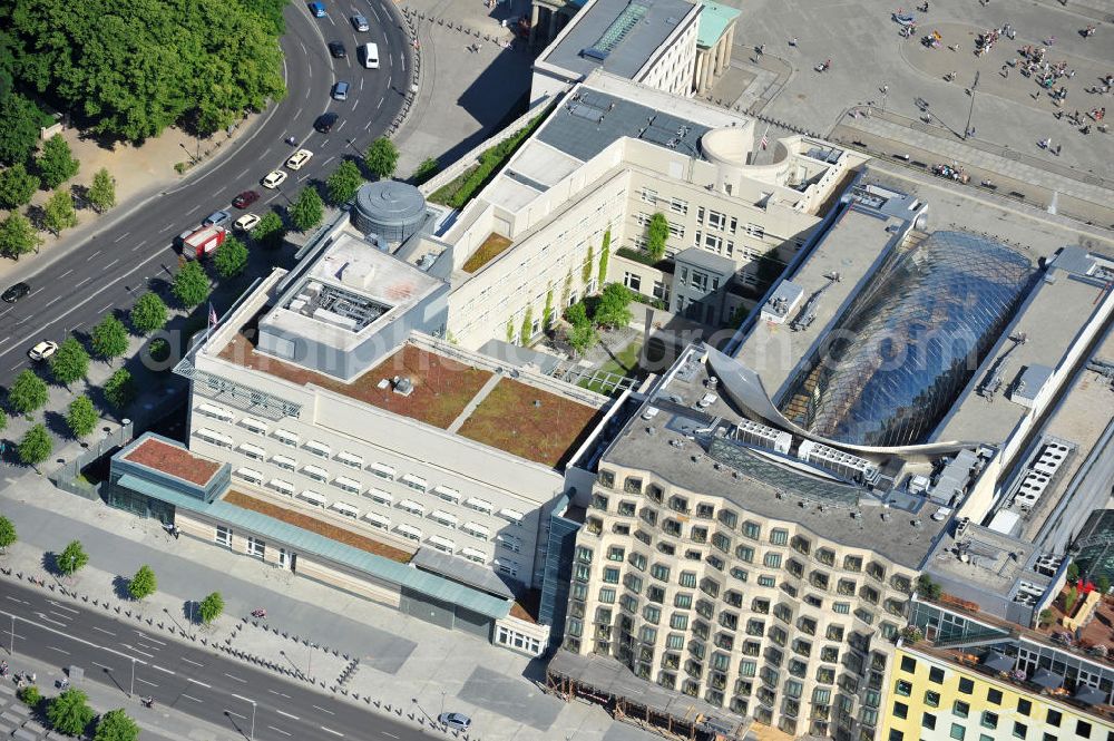 Aerial photograph Berlin Mitte - US-Botschaft / Diplomatische Vertretung der USA Deutschland am Pariser Platz in Berlin-Mitte. The U.S. Embassy on the Pariser Platz in Berlin-Mitte. german.germany.usembassy.gov