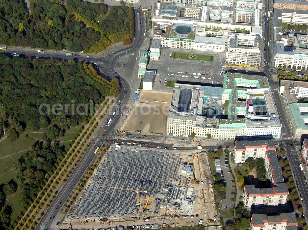 Berlin from the bird's eye view: 07.10.2004 Blick auf die Baustelle der US Botschaft am Brandenburger Tor und dem direkt daneben liegendem Holocaust Denkmal.