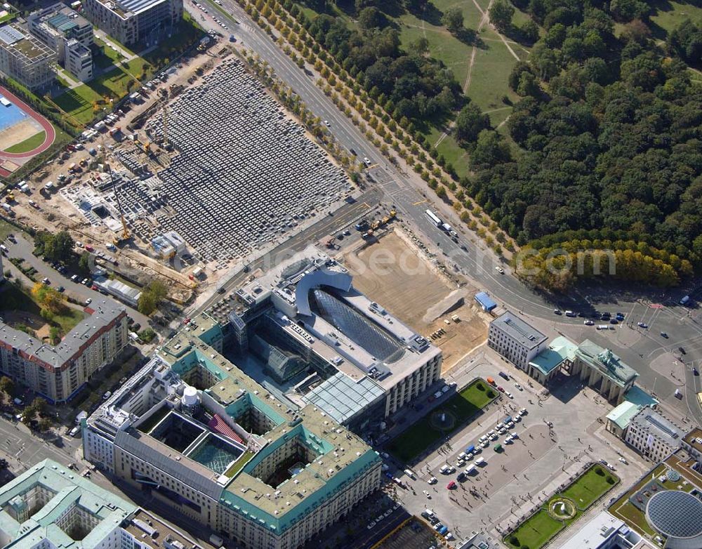 Aerial image Berlin - 07.10.2004 Blick auf die Baustelle der US Botschaft am Brandenburger Tor und dem direkt daneben liegendem Holocaust Denkmal.