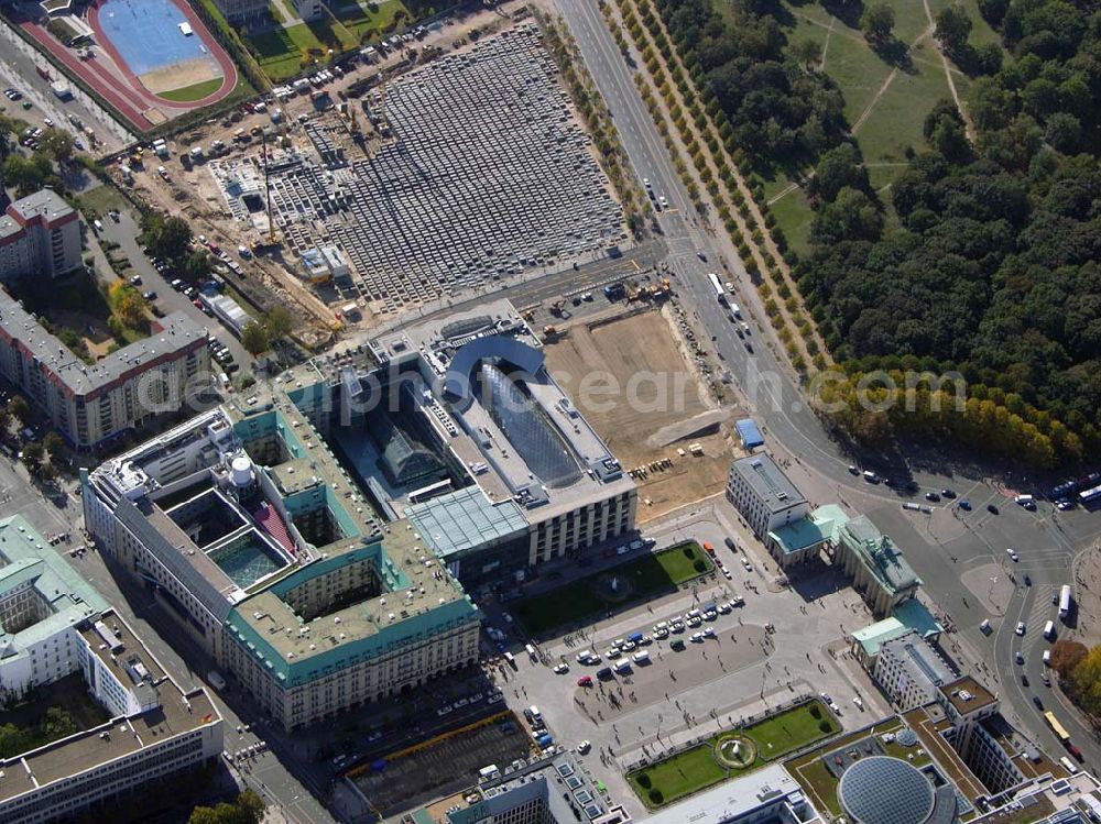 Aerial photograph Berlin - 07.10.2004 Blick auf die Baustelle der US Botschaft am Brandenburger Tor und dem direkt daneben liegendem Holocaust Denkmal.