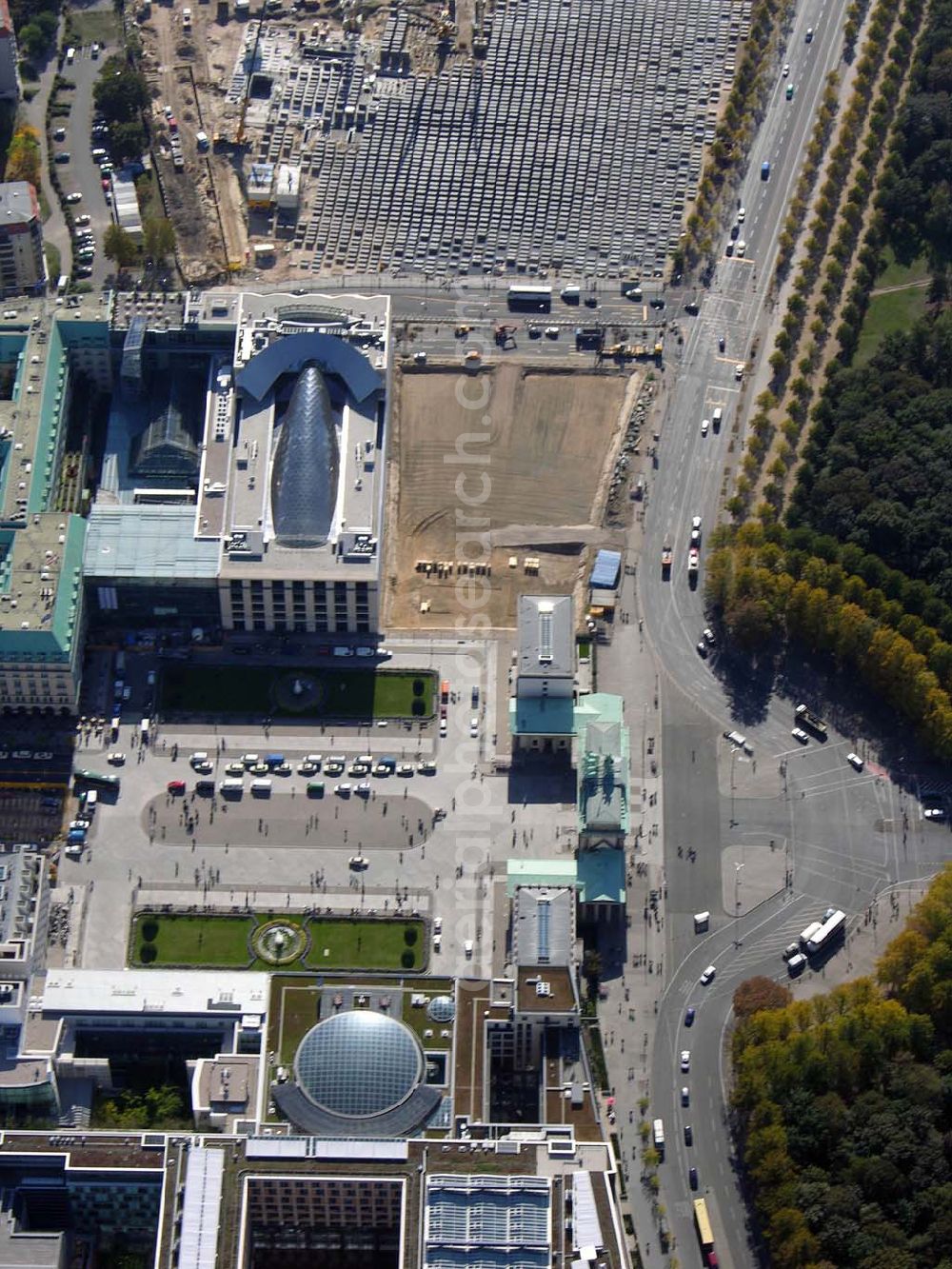 Berlin from the bird's eye view: 07.10.2004 Blick auf die Baustelle der US Botschaft am Brandenburger Tor und dem direkt daneben liegendem Holocaust Denkmal.