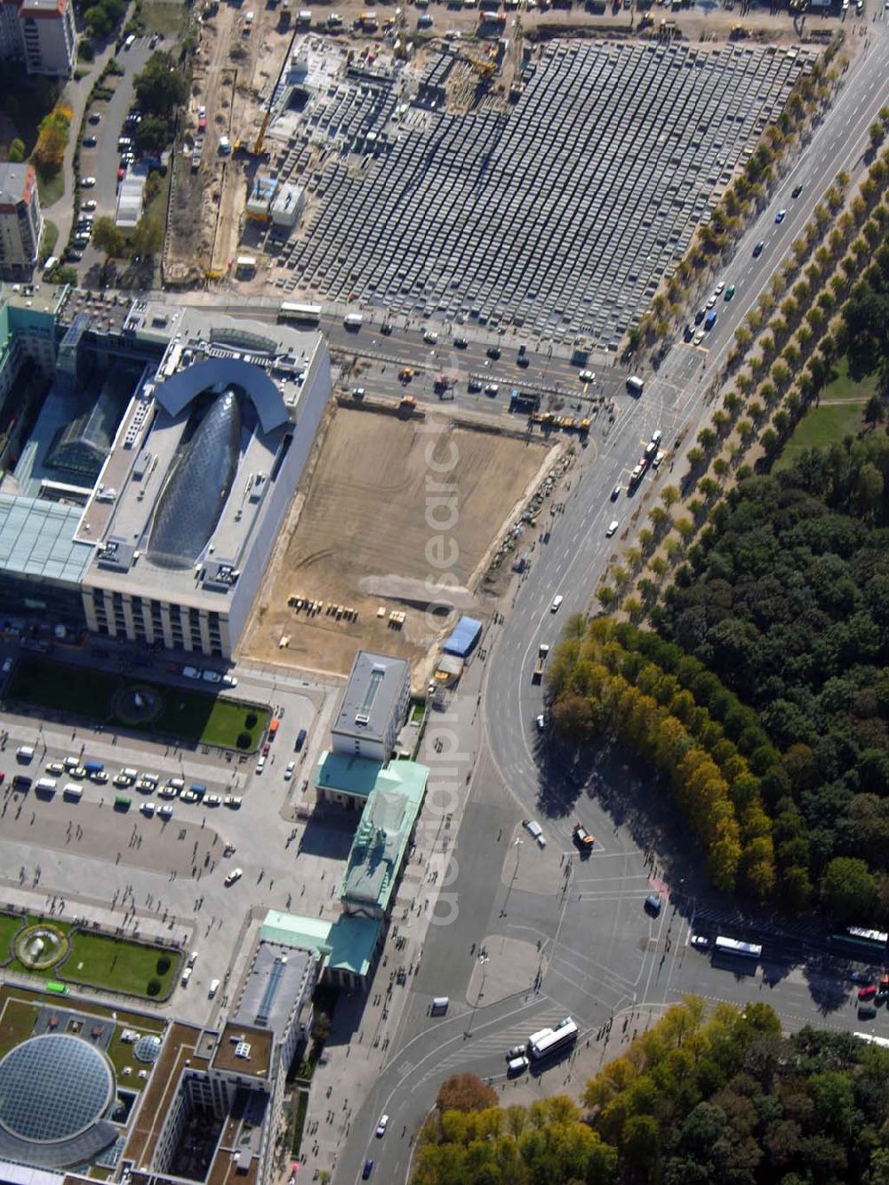 Aerial photograph Berlin - 07.10.2004 Blick auf die Baustelle der US Botschaft am Brandenburger Tor und dem direkt daneben liegendem Holocaust Denkmal.