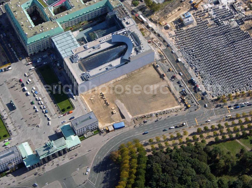 Berlin from above - 07.10.2004 Blick auf die Baustelle der US Botschaft am Brandenburger Tor und dem direkt daneben liegendem Holocaust Denkmal.