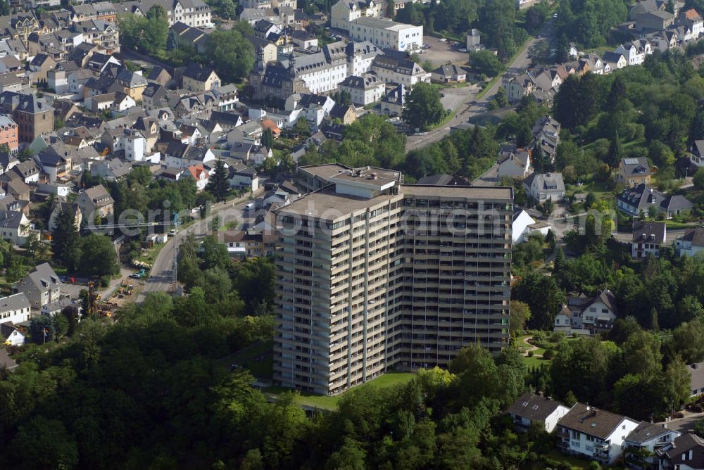 Aerial photograph Vallendar - Vallendar 06.06 2007 Blick auf die Senioren-Residenz Humboldthöhe. Die Senioren-Residenz Humboldthöhe bietet Wohnungen für betreutest wohnen an oder auch eine Pflegeabteilung. Kontakt: Senioren-Residenz Humboldthöhe, Goethestraße 11a, 56179 Vallendar/Rhein, Tel. 0261 6403-0, Fax 0261 6403-450, E-Mail info@humboldthoehe.de,