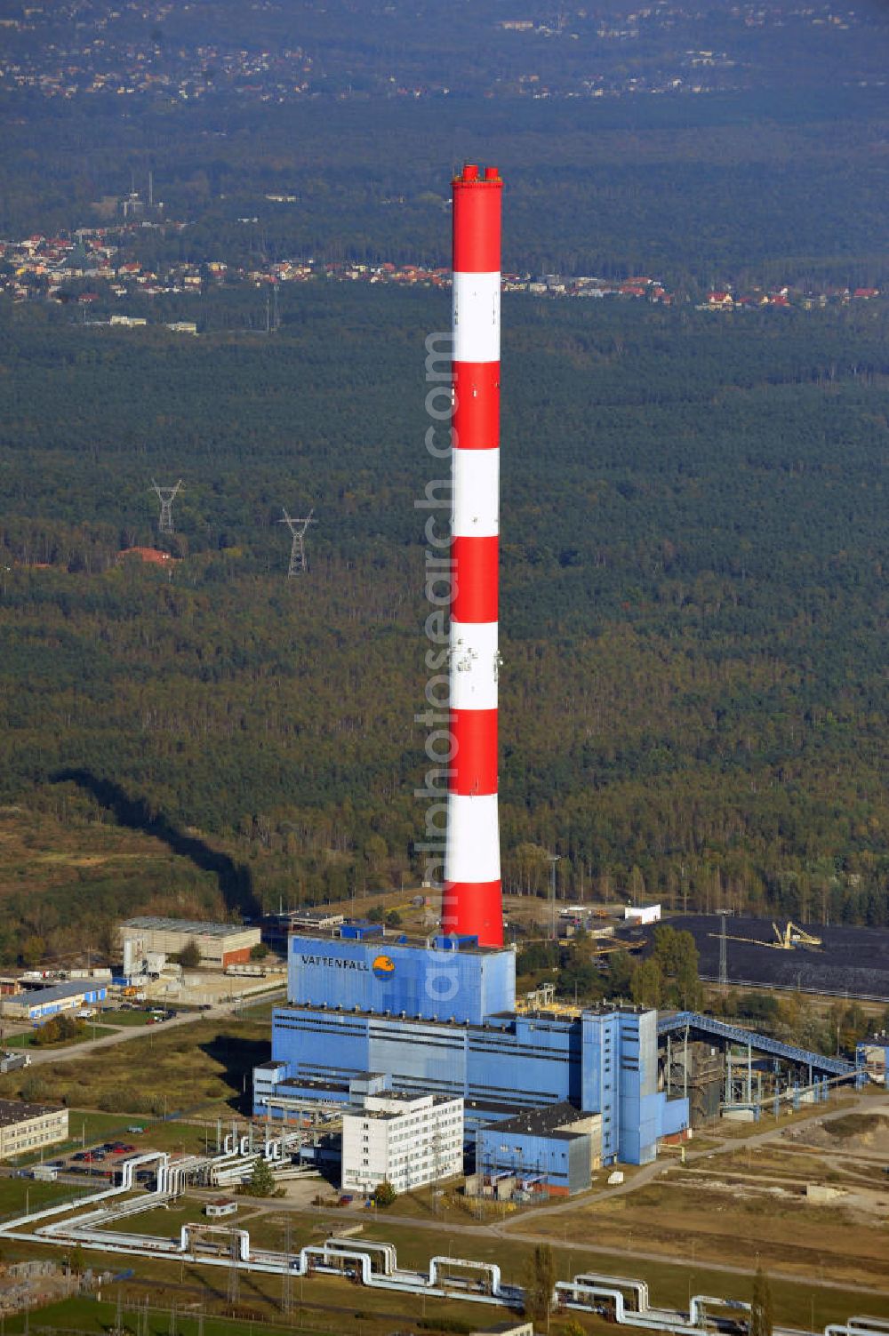 Aerial image Warschau / Warszawa / Warsaw - Das Vattenfall Kraftwerk Siekierki erzeugt aus Kohle neben Energie auch Wärme für Warschauer Haushalte. The Vattenfall powerplant Sierkierki uses coal to produce energy and electricity. kraftwerke.vattenfall.de