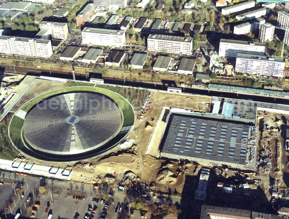 Aerial photograph Berlin - Velodrom und Schwimmhallenneubau der OSB Sportstätten GmbH an der Landsberger Allee in Berlin