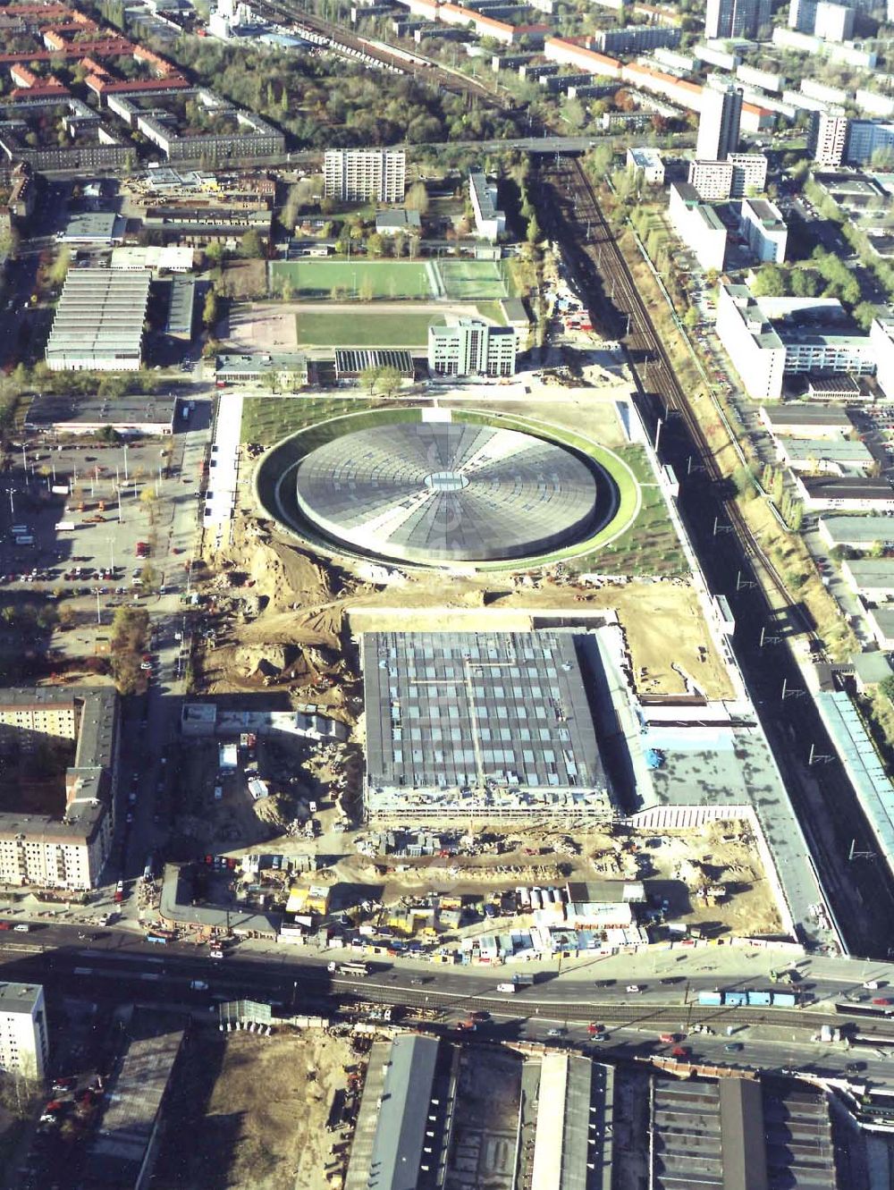 Berlin from above - Velodrom und Schwimmhallenneubau der OSB Sportstätten GmbH an der Landsberger Allee in Berlin