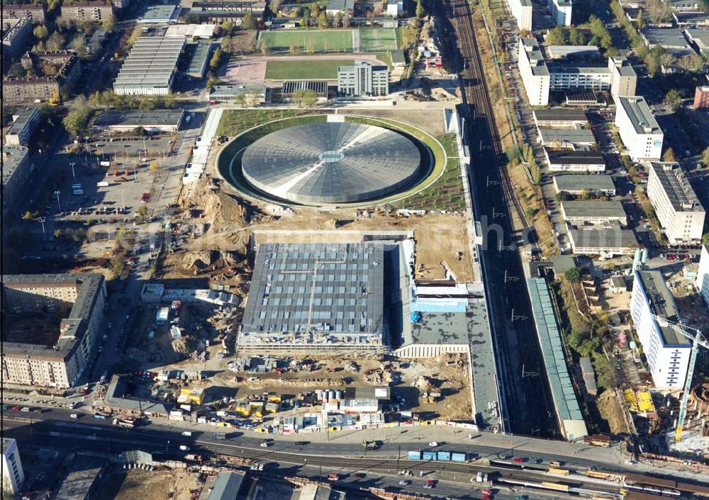 Berlin from the bird's eye view: Velodrom und Schwimmhallenneubau der OSB Sportstätten GmbH an der Landsberger Allee in Berlin