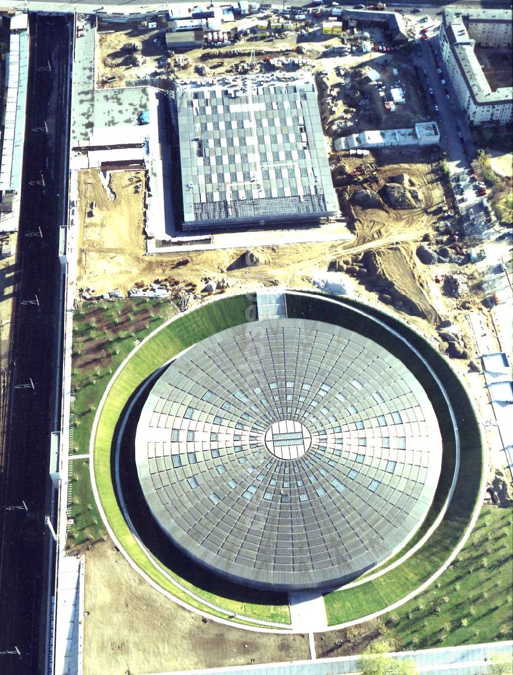 Aerial photograph Berlin - Velodrom und Schwimmhallenneubau der OSB Sportstätten GmbH an der Landsberger Allee in Berlin