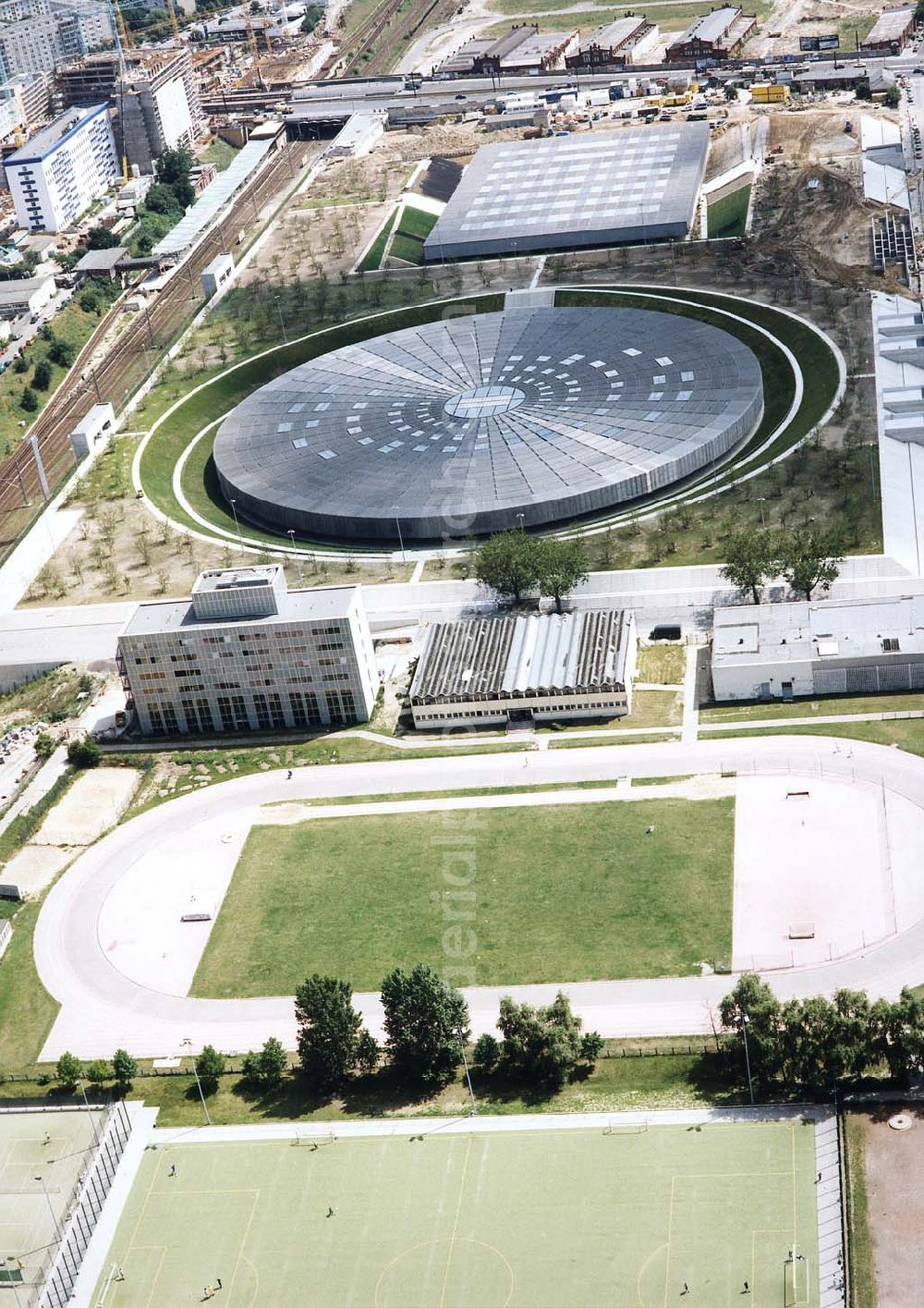 Aerial photograph Berlin - Velodrom und Schwimmhallenneubau der OSB-Sportstättenbau GmbH an der Landsberger Allee in Berlin