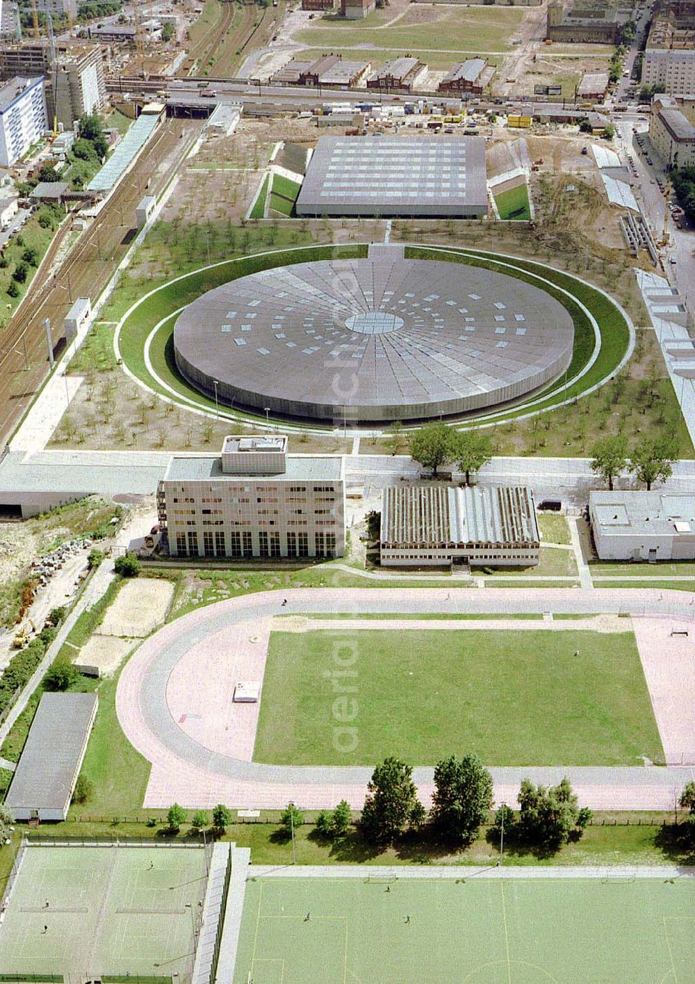 Berlin from above - Velodrom und Schwimmhallenneubau der OSB-Sportstättenbau GmbH an der Landsberger Allee in Berlin