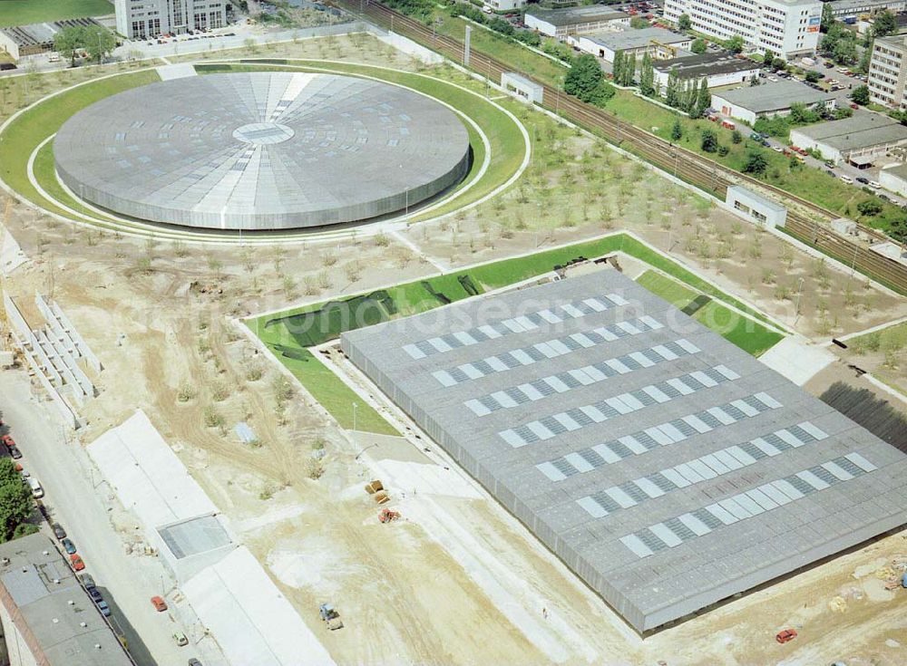 Aerial photograph Berlin - Velodrom und Schwimmhallenneubau der OSB-Sportstättenbau GmbH an der Landsberger Allee in Berlin