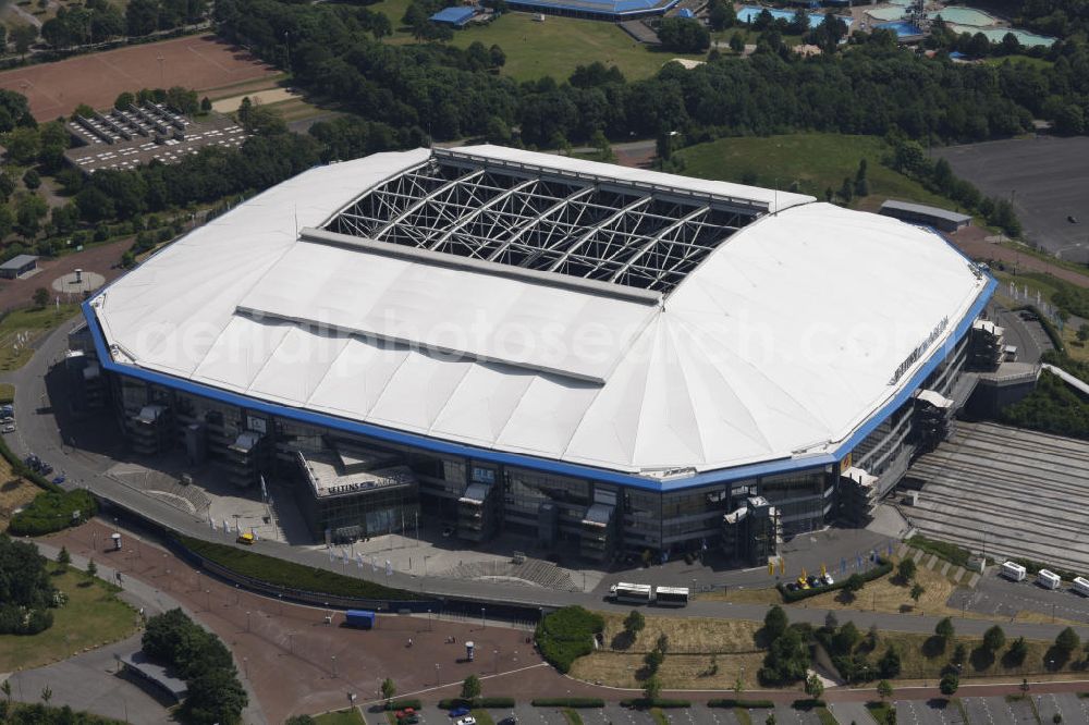 Aerial image Gelsenkirchen - Blick auf die Veltins-Arena, dem Stadion des Fußball-Bundesligisten FC Schalke 04. Die Multifunktionsarena bietet auch Platz für Konzerte und an dere Sportveranstaltungen, wie z.B. Biathlon, Eishockey oder Boxen. Look at the Veltins-Arena, the stadium of Bundesliga football team FC Schalke 04. The multifunctional arena also offers space for concerts and other sports events such as biathlon, ice hockey or boxing.