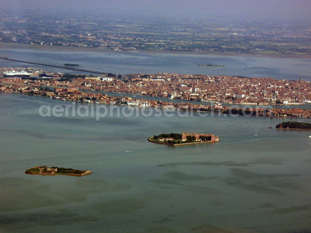 Venedig from the bird's eye view: Blick auf die Lagune von Venedig mit der kleinen langgezogenen Inselgruppee Giudecca. Die Insegruppel liegt südlich von Venedig und ist durch den Canal della Giudecca von der Lagunenstadt Venedig getrennt. View to the lagoon of Venice and the group of islands Giudecca. The group of islands is located in the south of Venice and is seperated from the city by the Canale de Giudecca.