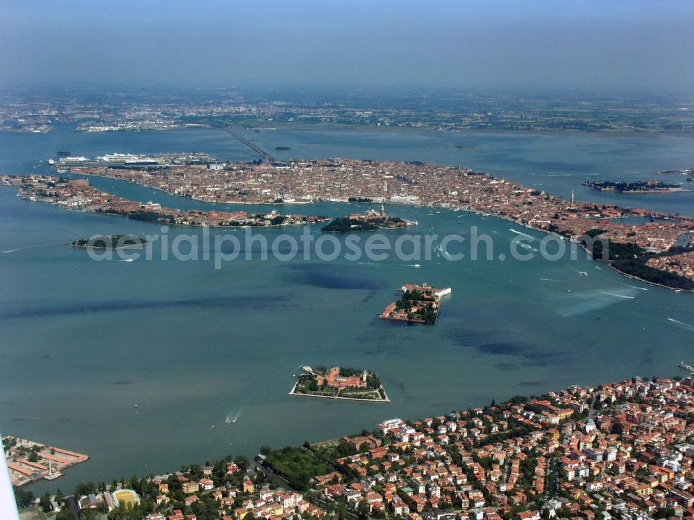 Venedig from the bird's eye view: Blick auf die Lagune von Venedig mit den kleinen Inseln San Lazzaro di Armeni, San Servolo, San Giorgio Maggiore, Santa Maria della Grazia, auf die Inselgruppe Giudecca und auf die Hauptinsel von Venedig. View to the lagoon of Venice with the islands San Lazzaro di Armeni, San Servolo, San Giorgio Maggiore, Santa Maria della Grazia, to the group of islands Giudecca and to the principal island of Venice.