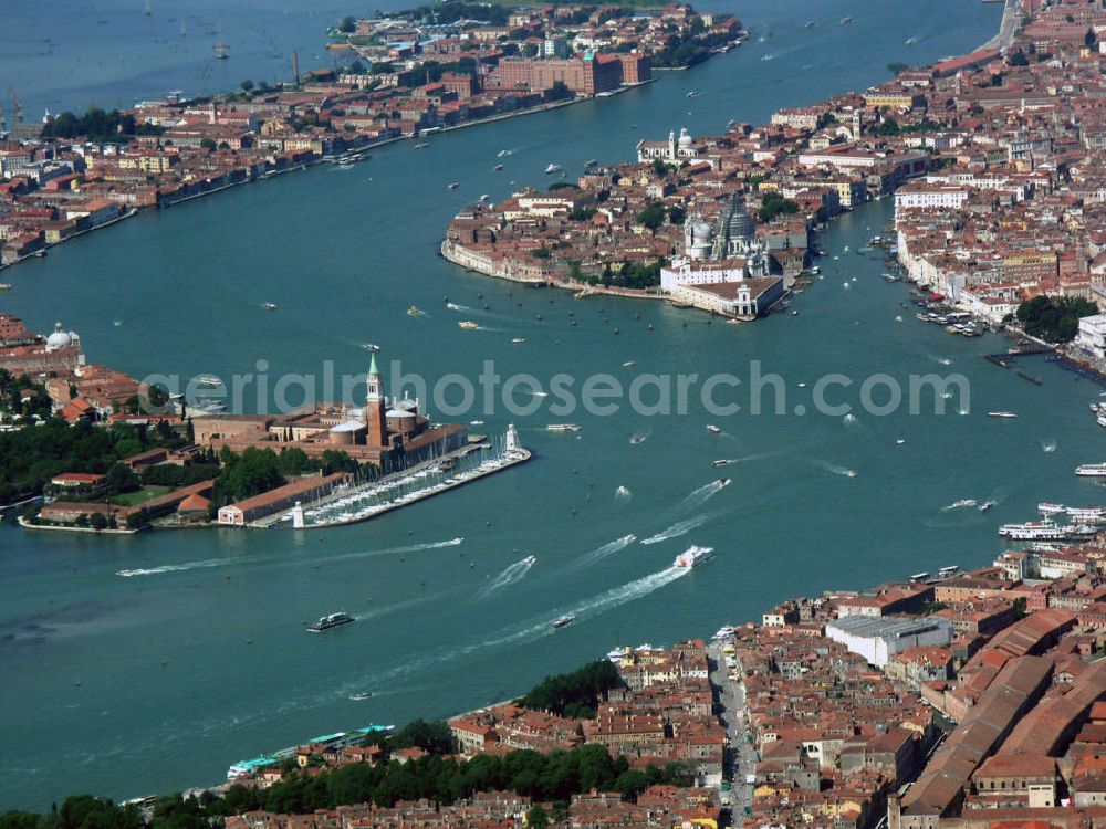 Venedig from above - Blick auf die Insel San Giorgio Maggiore und auf das Stadtviertel Dorsoduro mit der Basilica di Santa Maria della Salute in Venedig. View to the island San Giorgio Maggiore and to the city district Dorsoduro with the Basilica Santa Maria della Salute in Venice.