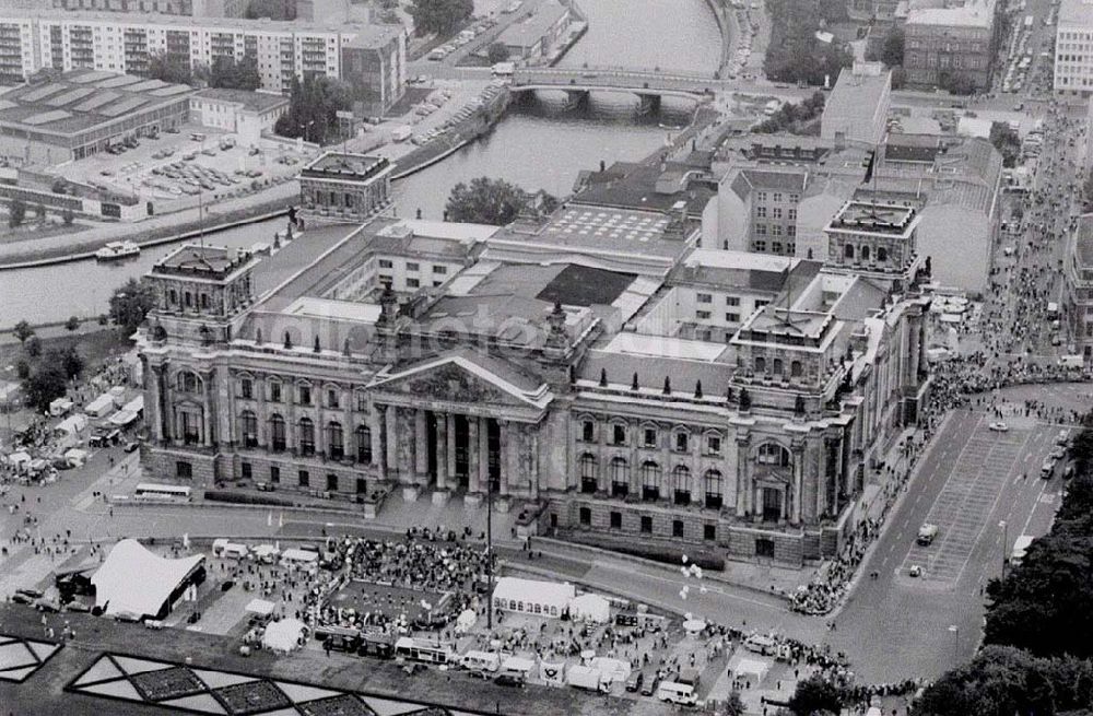 Berlin - Tiergarten from the bird's eye view: Veranstaltung vor dem Reichstag (ohne Kuppel)