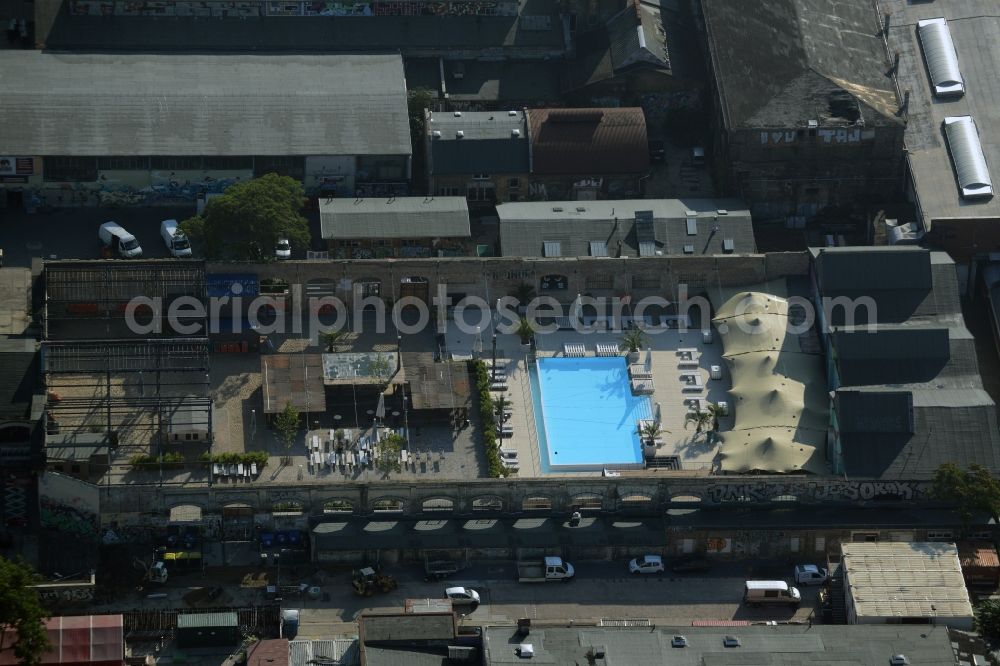 Berlin from the bird's eye view: View on the event complex Urban Pool & Sundeck Garden Lounge of the Haubentaucher twentyten GmbH in the Revaler Strasse in Berlin in Germany