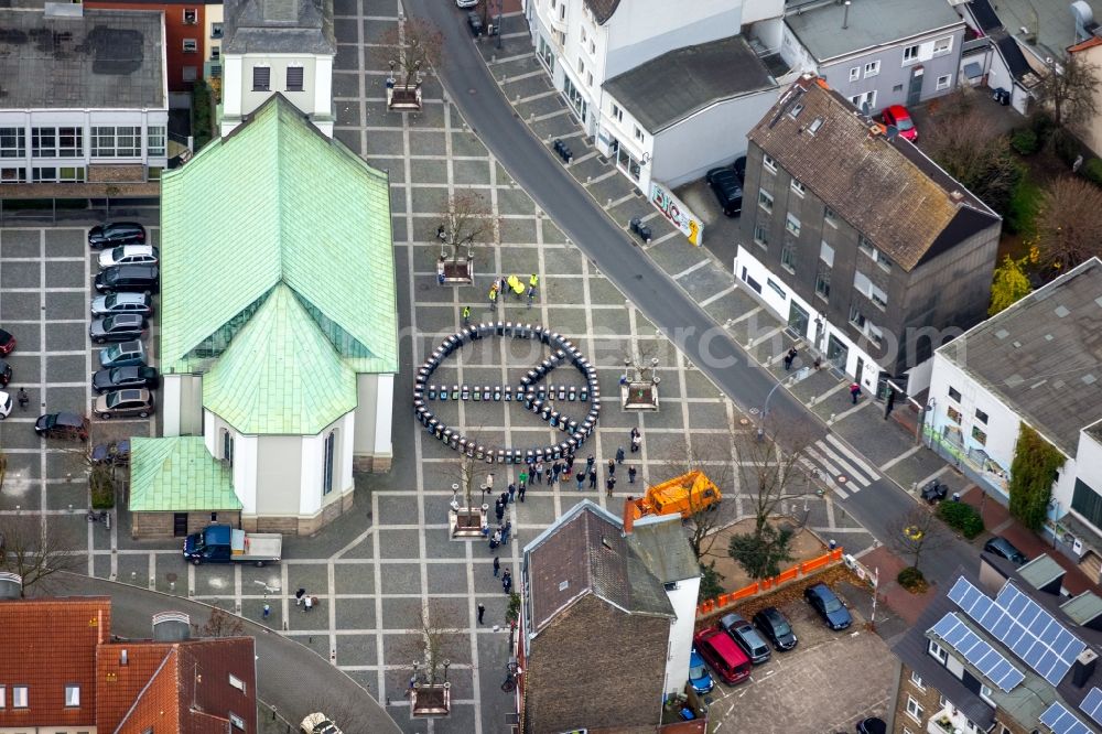 Hamm from the bird's eye view: Participants of the action on the event site tons of artworks in the Luther Quarter in Hamm in North Rhine-Westphalia. Sign and symbol set - recyclable tons and trash cans are for presentation in circular form as Peace